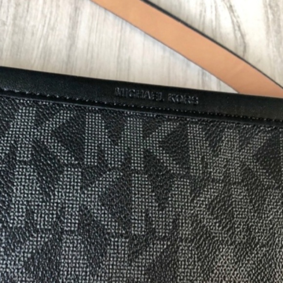 1 LEFT | Michael Kors | Belt Bag | Large | - Picture 2 of 7